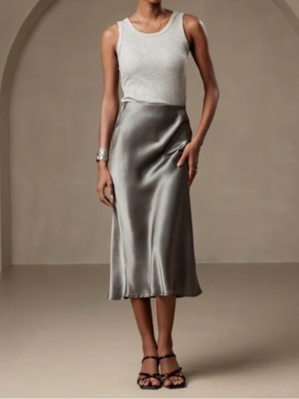 NWT Quince Women's 100%
Washable Silk Gray Pull On Rare Color Skirt. Size Small